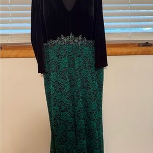 Elegant Black and Green Lace/Velvet Dress